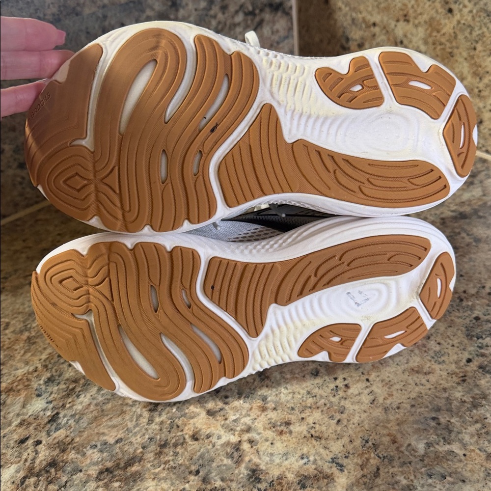 Brooks Women's White and Gray Glycerin Running Sneakers - Picture 11 of 11